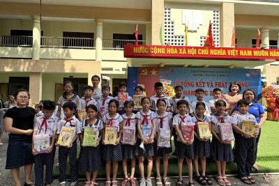 Ngày hội trao tặng sách giáo khoa