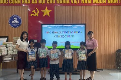 Trao tặng sách giáo khoa – Năm học : 2023-2024